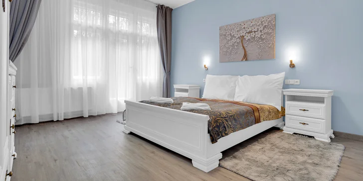 Relaxační pobyt ve Varech: snídaně, 60 minut v privátním wellness i balíček s procedurami