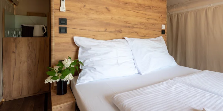 Užite si pohodlné hotelové postele v krásnej klimatizovanej a vykurovanej stanovej chatke pod holým nebom