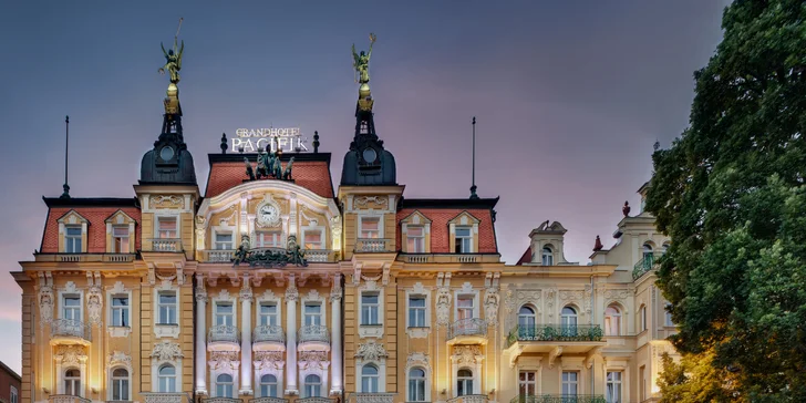 Hotel stojí přímo u krásného parku.