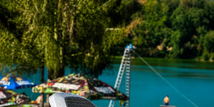 Na místě si zkusíte jízdu na elektrickému prkně s hydrofoilem.