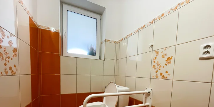 V přízemí hotelu je společná bezbariérová koupelna. Každý pokoj má však standardní soukromé WC a koupelnu.