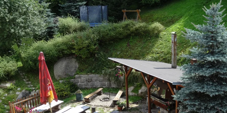 Využijete zde jak venkovní posezení s grilem a ohništěm, tak hřiště s trampolínou a pískovištěm.