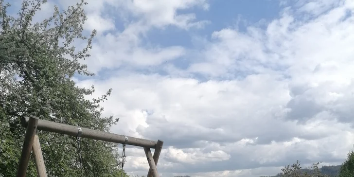 Venku je dětské hřiště. 