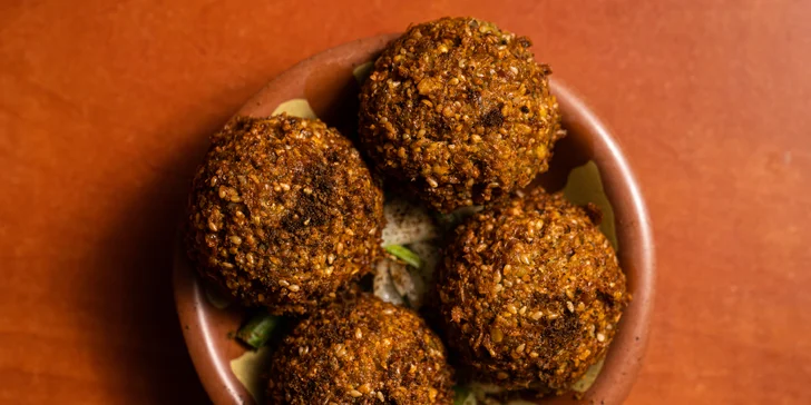 Těšte se na lilkový a cizrnový dip i kuličky falafel. 