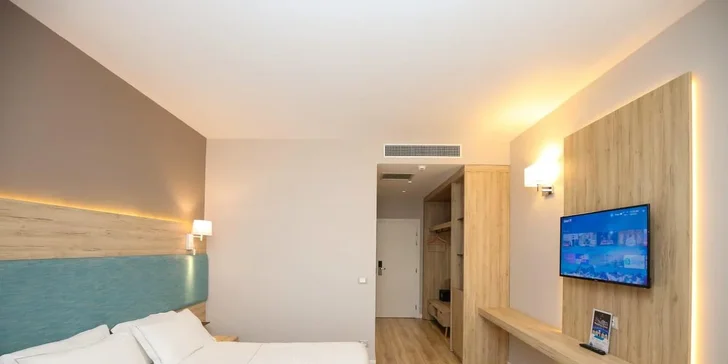 Připraven pro vás bude klimatizovaný dvoulůžkový pokoj s balkonem či terasou, za příplatek si můžete dopřát i výhled na moře. 