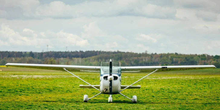 Napřed vás čeká 10 minut teorie na zemi, pak se na 20 minut vznesete do oblak. 15 minut přitom pilotujete vy sami. 