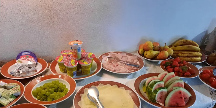 Ráno se těšte na sladké i slané pečivo, ovoce a zeleninu, sýry, šunky, marmelády a mnoho dalšího. 