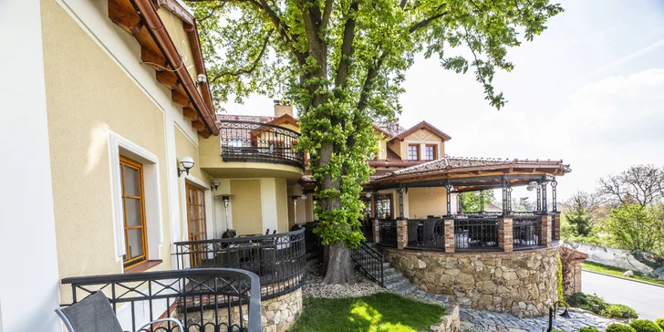 Snídaně se podávají v restauraci s krásnou terasou.