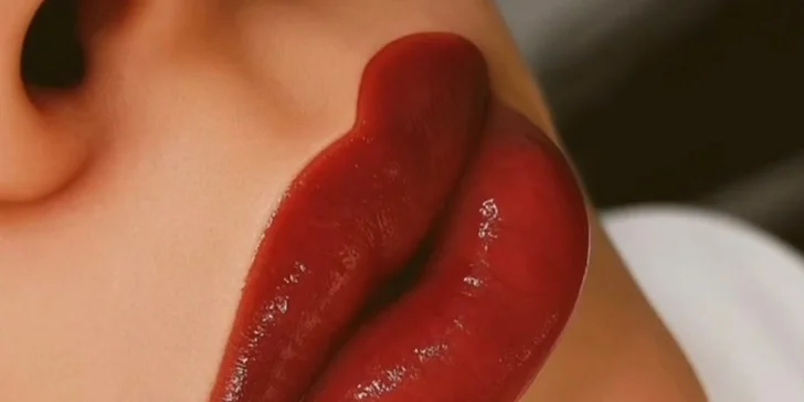 V rámci ponuky si môžete vybrať permanentný make-up obočia, očných liniek alebo pier. 