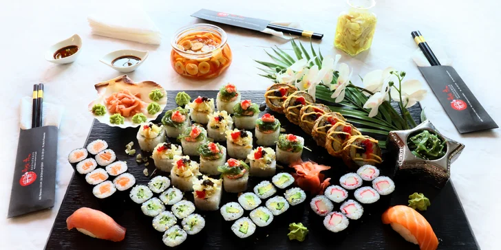 A toto už je nejnabitější set s 56 rolkami. Maki, nigiri, tempura a smažené sushi, vše pro vás. 
