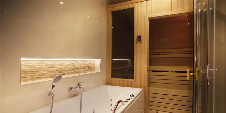 Pobyt v apartmáne Deluxe si skvelo užijete aj vďaka privátnej saune a vírivej vani, ktoré sa nachádzajú priamo v priestoroch apartmánu. 