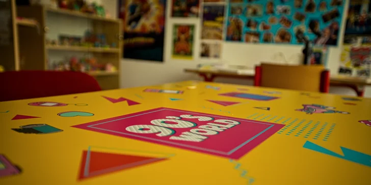 V ceně voucheru máte i vstup do 90's World zážitkového muzea, kde na vás čekají sběratelská samolepková alba, stolní hry, hokejové kartičky a další kuriozity. 