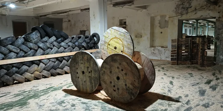 Aréna je plna palet, špulek a pneumatik.