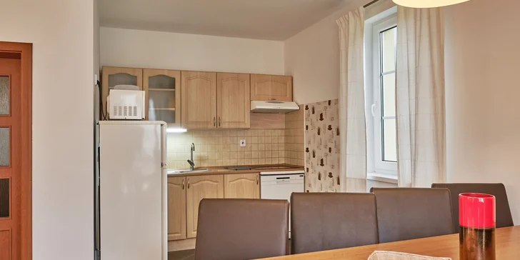 K dispozícii je plne vybavená kuchyňa, kde nájdete všetko potrebné od umývačky riadu, cez mikrovlnku, kávovar, toaster, sklokeramickú varnú platňu až po riady. 