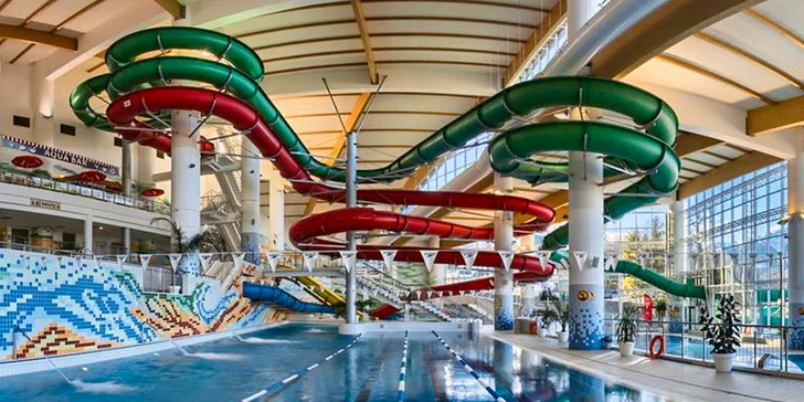 Hotel má vlastní aquapark, do kterého z pokoje dojdete v županu. 