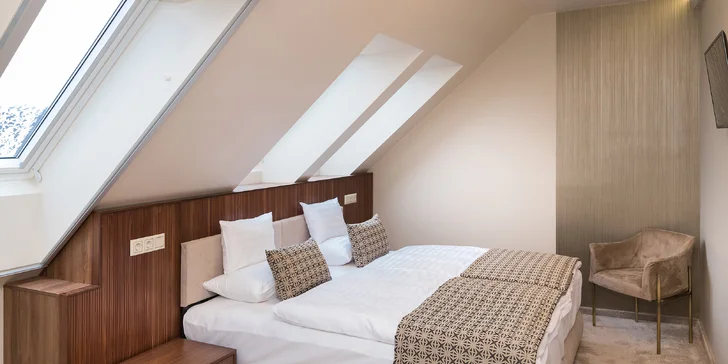 K vybavení pokojů patří klimatizace, LCD televize, trezor, minibar i připojení k Wi-Fi (pokoj Deluxe). 