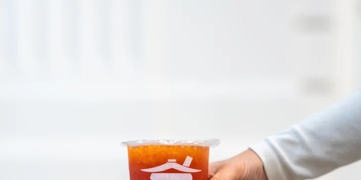 Objednáte si oblíbený bubble tea s ovocným nebo mléčným základem ve velikosti L (700 ml) a každý si vyladíte dle nálady pomocí nejrůznějších toppingů.