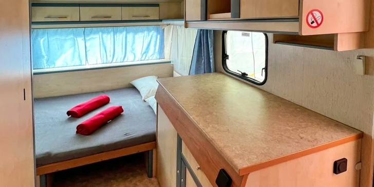 K dispozici budete mít prostorný karavan, kde jsou pohodlné postele, elektřina, stolek se židlemi a zánovní venkovní předstan. 