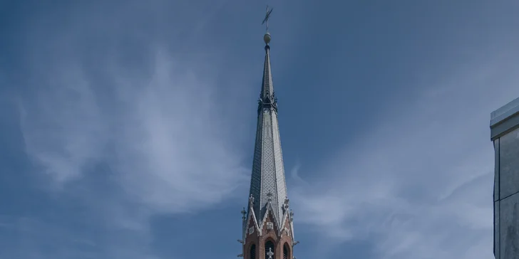 Oproti hotelu je dominikánsky kostol.