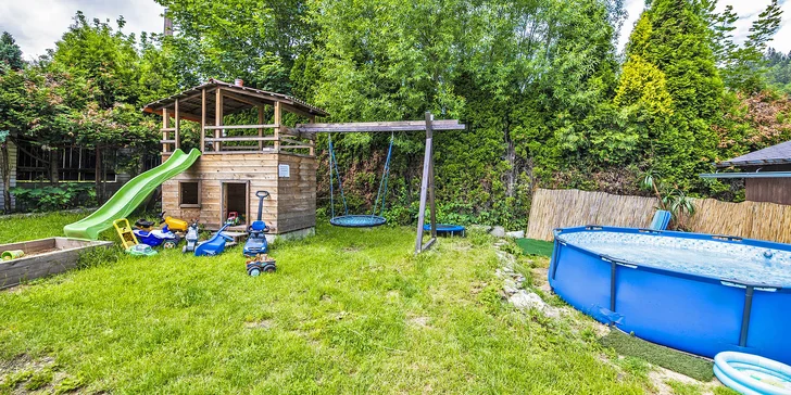 K dispozici je venkovní posezení s grilem, bazénem, trampolínou a dětským hřištěm s klouzačkou, pískovištěm, houpačkou a dětským domkem.