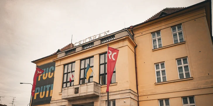 Salon najdete jen 200 m od zastávky Vyškov, u podchodu. 