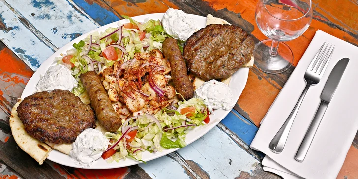 Mísa plná řeckých specialit pro 2 osoby: gyros, kebab, bifteky i tzaziki a pita