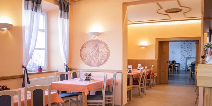 V ceně ubytování máte zajištěné snídaně, které se podávají formou bufetu v hotelové restauraci. Pokud sáhnete po balíčku s polopenzí, těšte se i na večeře výběrem z menu.