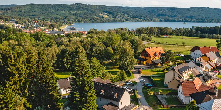 Apartmán Doma na Lipně sa nachádza v Slupečné len kúsok od jazera.