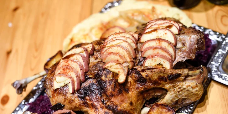 3100 g Pečená kačica, 800 g Dusená červená kapusta, 12 ks Domáca lokša