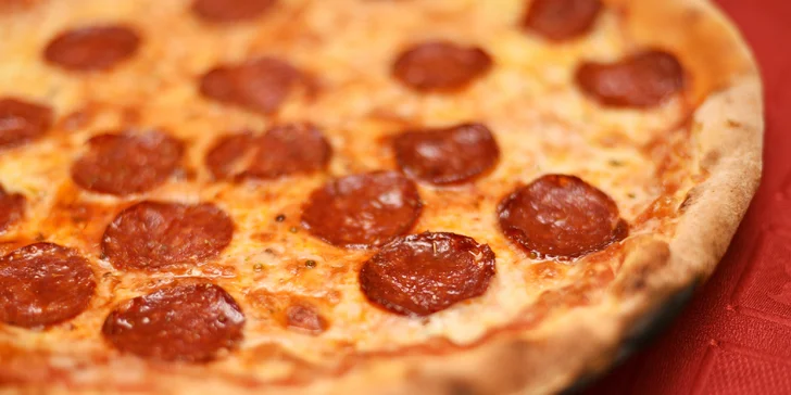 Pizzy mají průměr 31 cm a kuchař rozhodně nešetří na ingrediencích. 