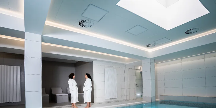 Ve wellness je nový bazén s protiproudem, masážními tryskami, masážní lavicí a podlahovou perličkovou masáží.