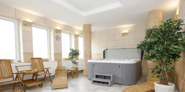 Ve wellness je sauna a vířivka. 
