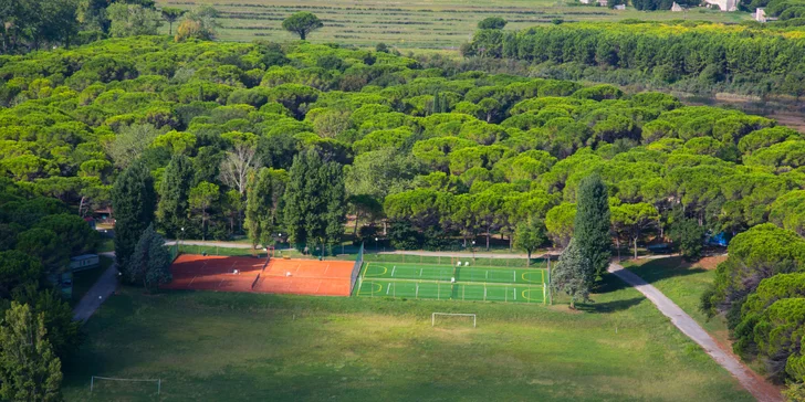 Nuda tady nemá šanci. Jsou tu tenisové kurty, minigolf, volejbalové hřiště i venkovní fitko. 