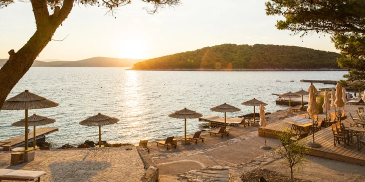 Tenhle malý ostrov je dostupný pouze lodí z Šibeniku, tím pádem se sem davy turistů rozhodně nehrnou. 