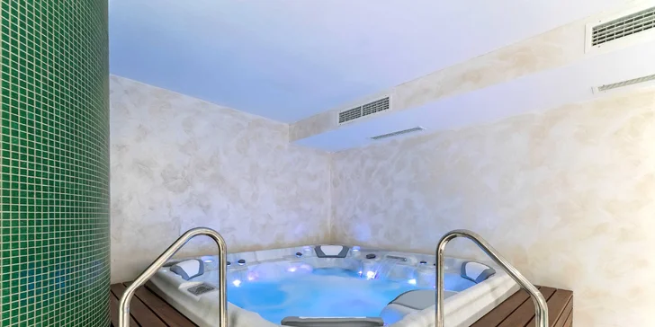 Hotel nabízí termíny od dubna až do 1. listopadu. 