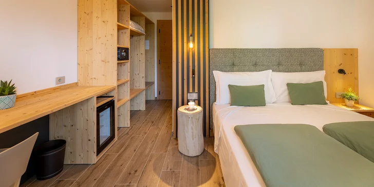 Ubytovaní budete ve funkčně zařízeném apartmánu nebo v moderním pokoji (na obrázku pokoj Comfort).