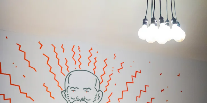To všechno v originálním prostředí, kterému vévodí nástěnná ilustrace od grafiků z Tomski&Polanski.