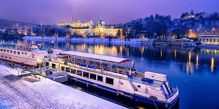 Prosincové adventní plavby po Vltavě s vánočním cukrovím a koledami