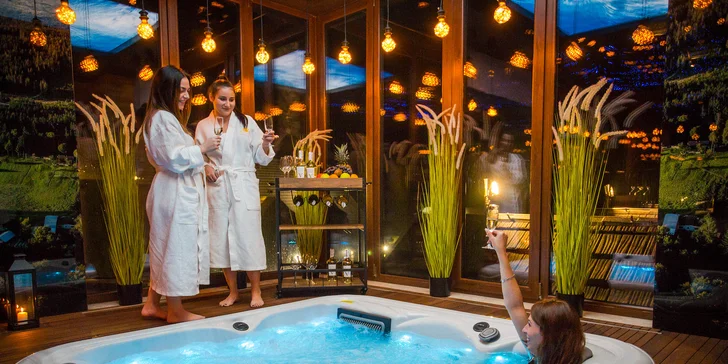Ve wellness je bazén, finská sauna a parní lázeň a relaxační zóna.