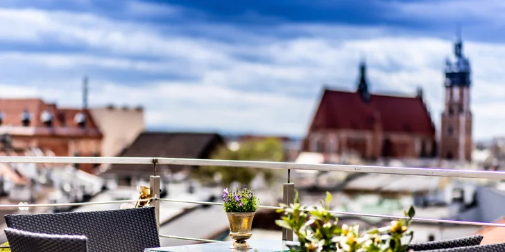 Sky Bar se nachází v 5. patře hotelu a nabízí úchvatný výhled na vrch Wawel.