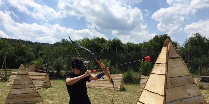 Vybírat můžete z několika herních módů. V základním jsou dva týmy proti sobě a cílem je zasáhnout všechny protihráče.