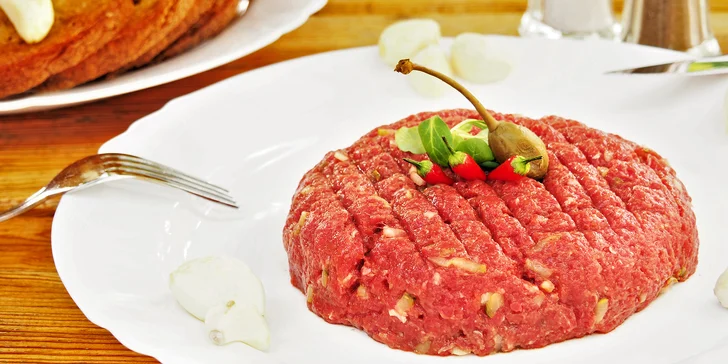 Tatarský biftek z hovězího masa chuck tender: klasický či belgický a topinky nebo bagetky