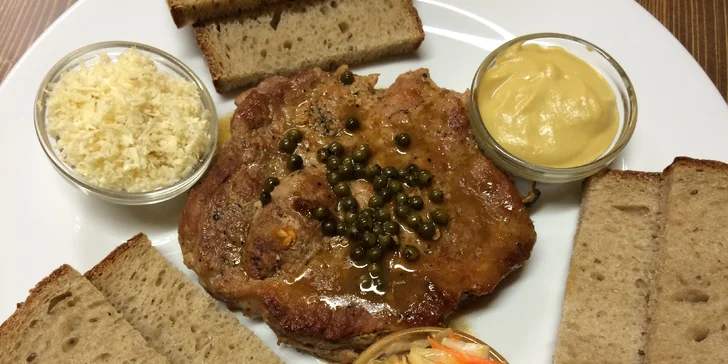Grilovaná vepřová krkovice na zeleném pepři, to je Pirátský steak. Budete se olizovat až za ušima!