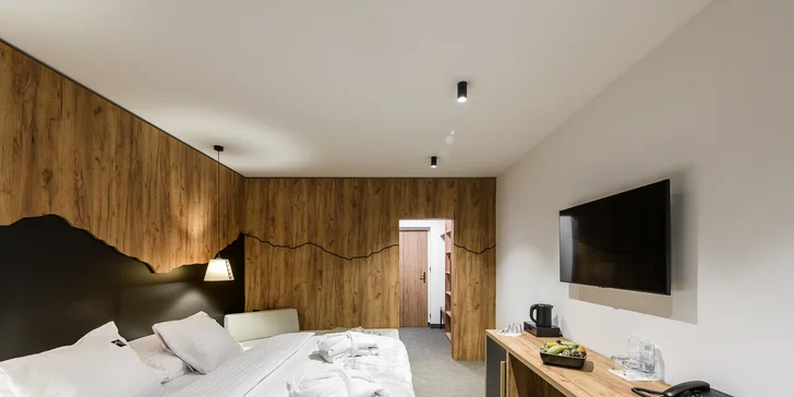 Ty mají navíc župany, set na přípravu kávy a čaje a minibar.