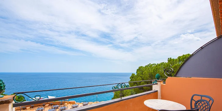 Ke každému pokoji patří balkon nebo terasa.