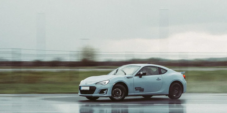 Kurz driftování od S-drive může absolvovat začátečník i zkušený drifter, který si přijde jen zajezdit a žádné rady nepotřebuje.