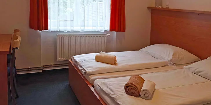 Zabydlíte se ve dvoulůžkovém pokoji s možností přistýlek, nebo v apartmánu s ložnicí a obývacím pokojem. 