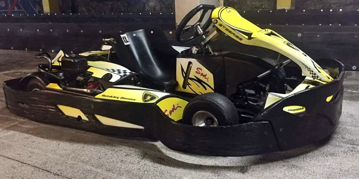 V depu už netrpělivě vrní nedočkavé motokáry.