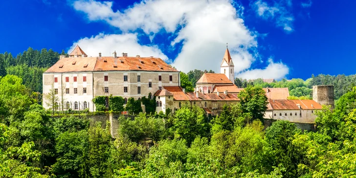 Čakajú na vás majestátne hradné hradby Bítova či rozprávkový Vranov nad Dyjí.