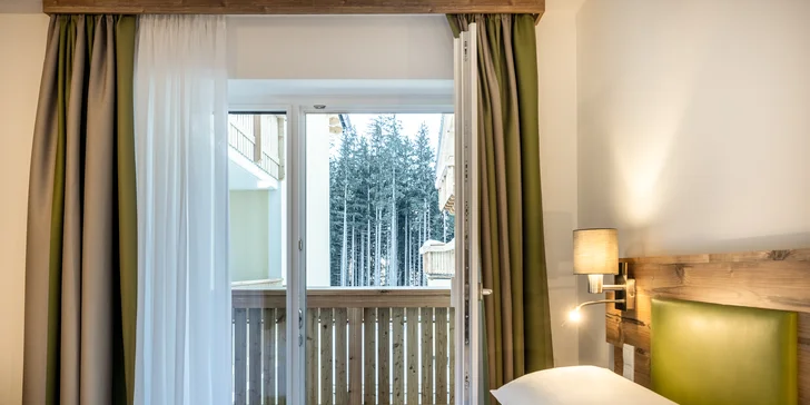 Ke každému pokoji patří balkon. 